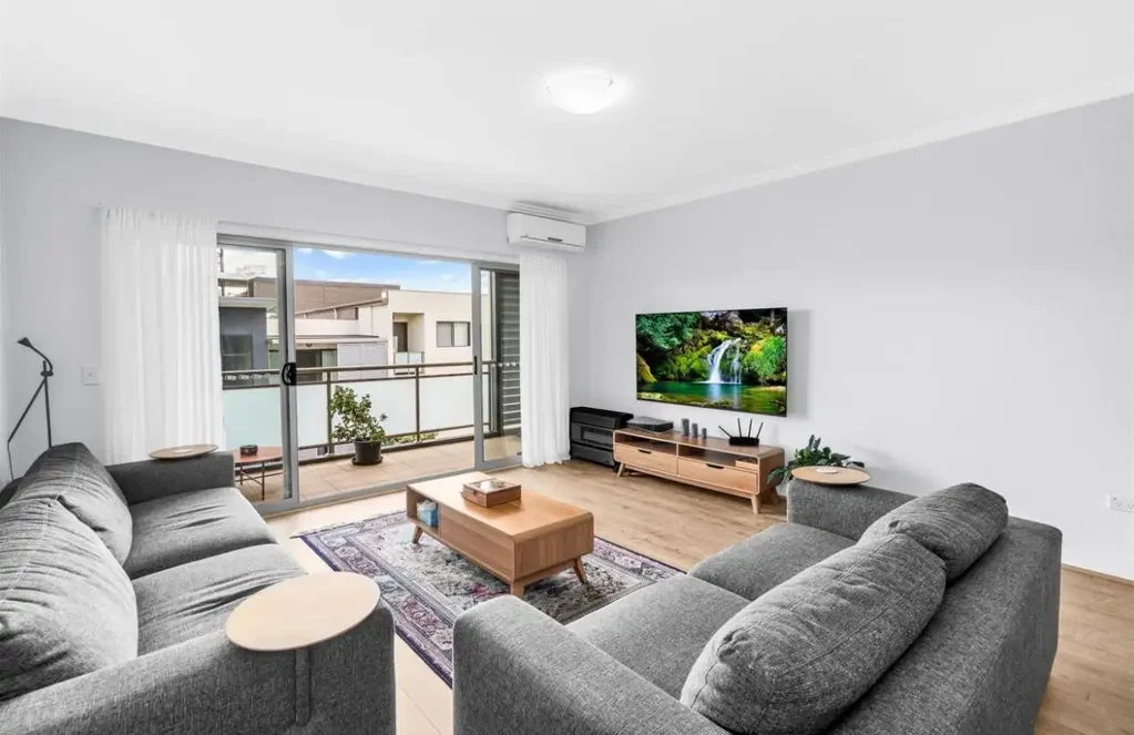 Superbly located, Spacious and Bright Modern Apartment