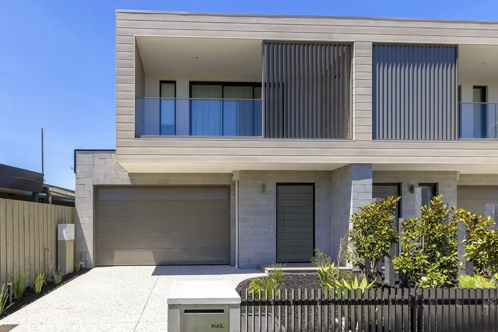 NEAR NEW LUXURY TOWNHOUSE IN PRIVATE CUL DE SAC