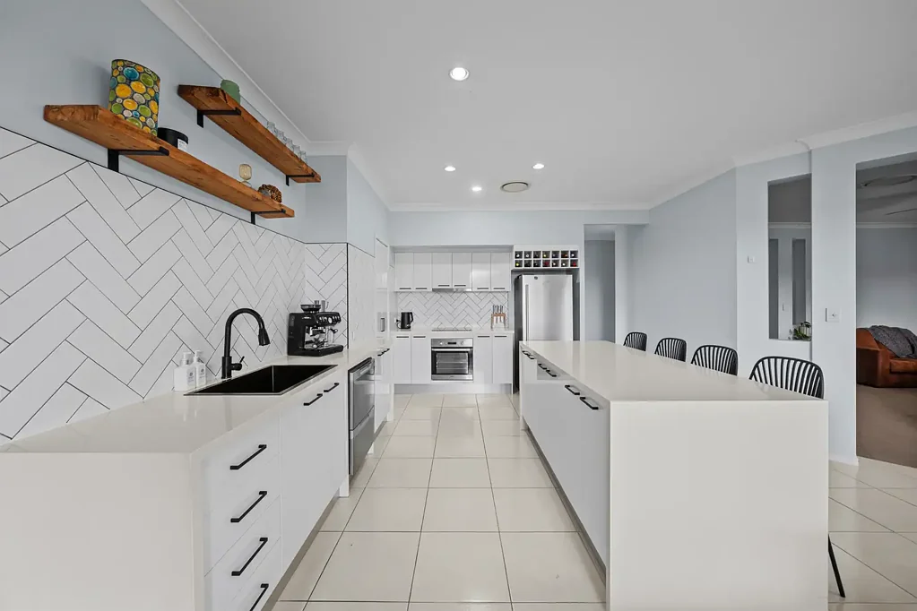 Pacific Pines 4房  FAMILY OASIS, ENTERTAINERS BACKYARD, NEAT AS A PIN