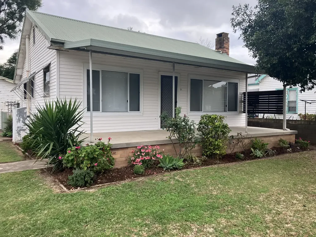 Charming two Bedroom house located in Singleton's town area
