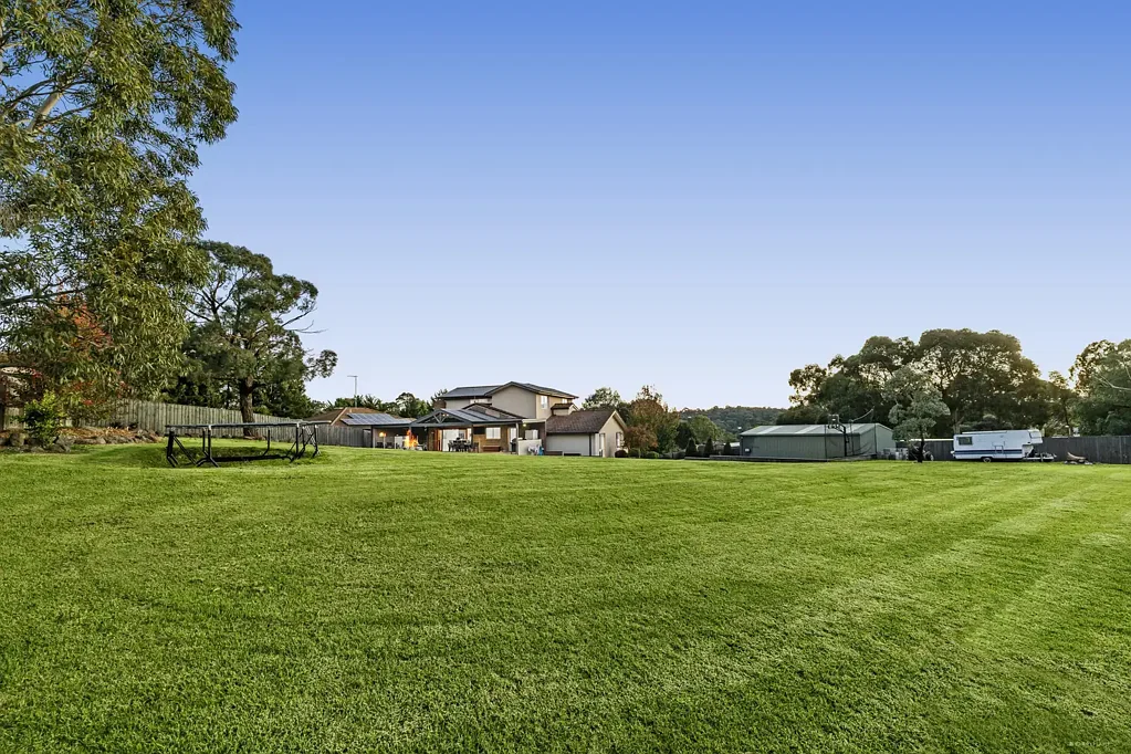 Eltham 5غرفة نوم Family space, treetop views and acre lifestyle appeal.