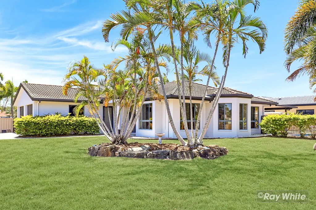 Yeppoon 3Habitaciones SPLASH INTO SUMMER. Lowset Home with Pool & Room for a Shed!