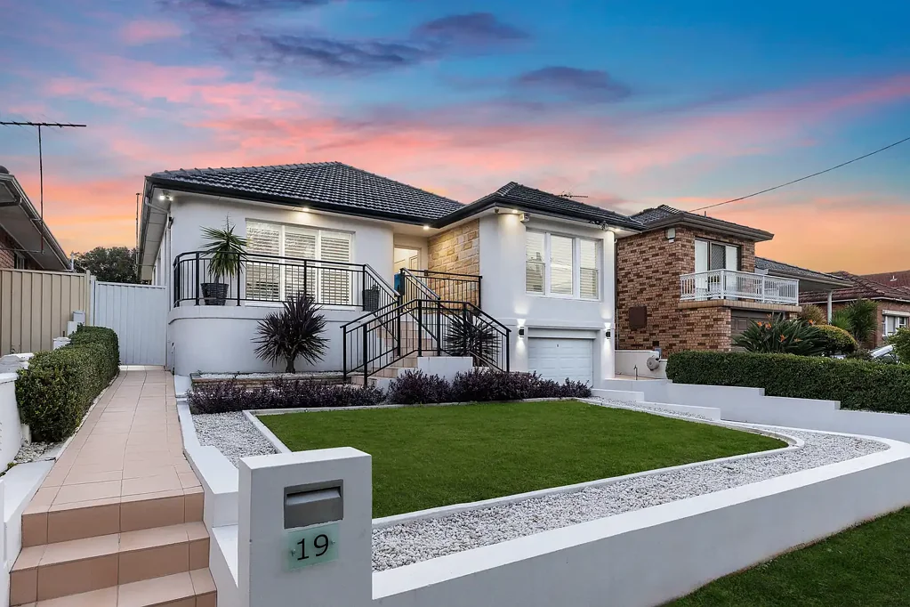 Kingsgrove 4침실 Renovated haven in perfect family-friendly setting