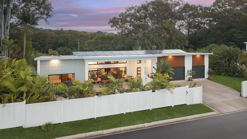 Buderim 3Zimmer Private Gated Sanctuary on 1,341m2 Allotment Featuring Pool, Media Room & 3-Car Garage!