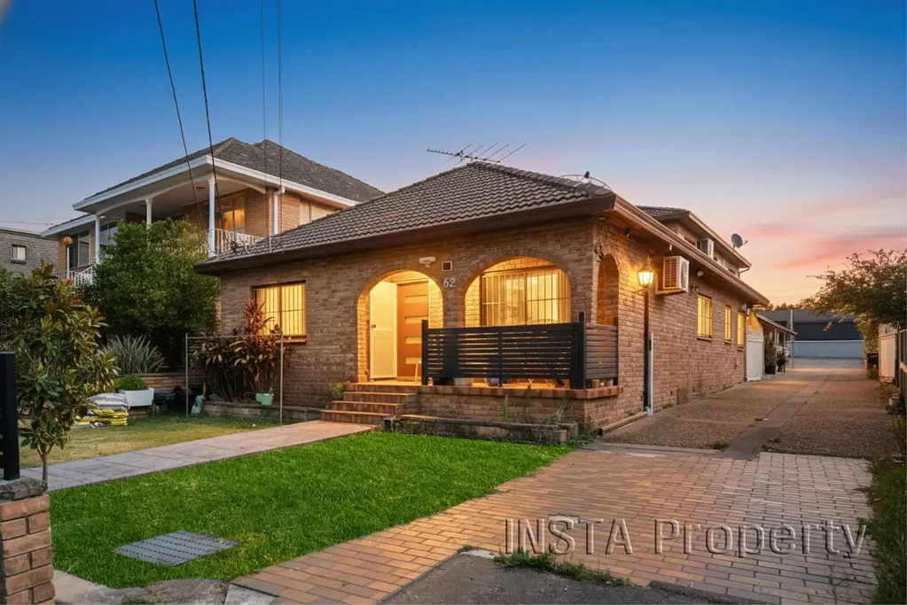 Bankstown 7બેડરૂમ Park side, Two Homes on One & Potential rental return of  $1,800/week