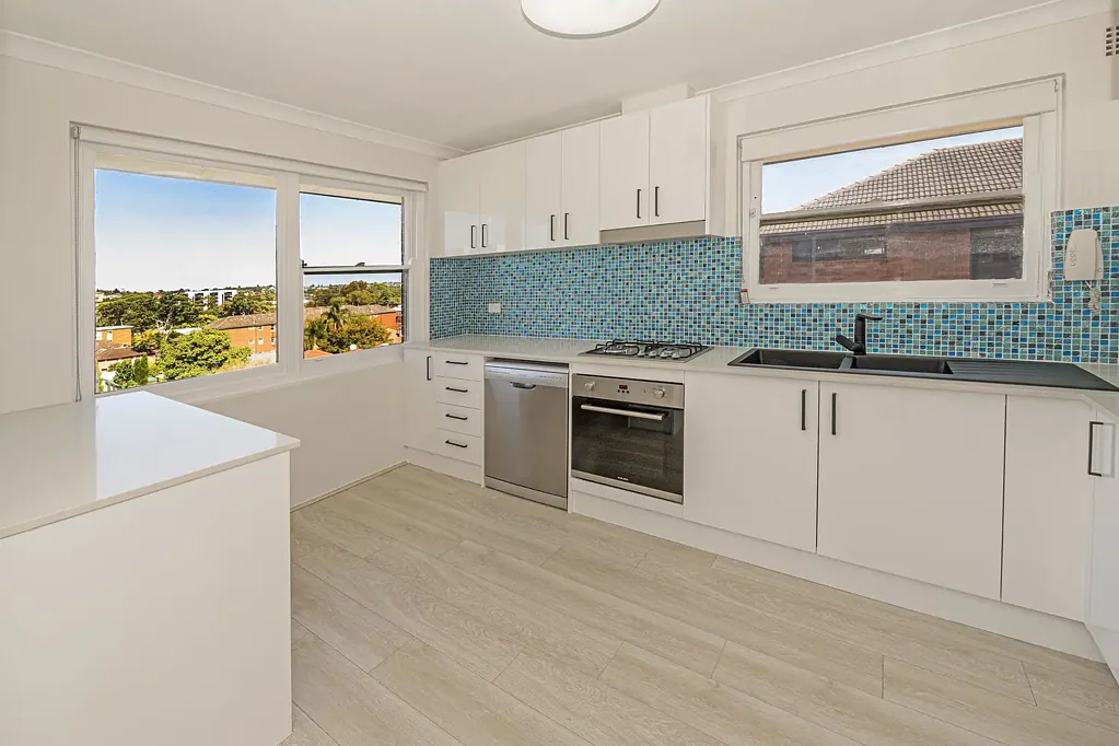 MODERN THREE BEDROOM APARTMENT + LARGE LOCK GARAGE