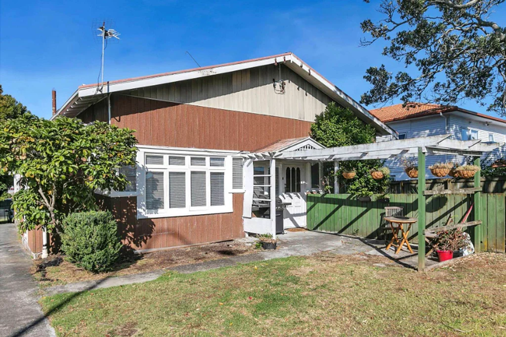 Mount Roskill 5房  875m²  MHU  Site  Currently Returning  $62,400 p.a