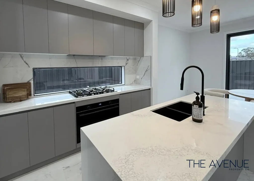 Sunbury 4chambre Elevated Family Living with Spectacular Sunset Views