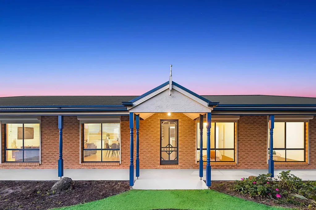 Point Cook 4房 经批准三套联排别墅 846m²宽敞地块 主卧带步入式衣帽间 独立浴室按摩浴缸 开放式布局木地板 美食厨房五眼燃气灶 大型娱乐区儿童树屋 步行至Point Cook Town Centre Rare 846sqm Block – Approved Plans & Permits for Three 3-Bedroom Townhouses