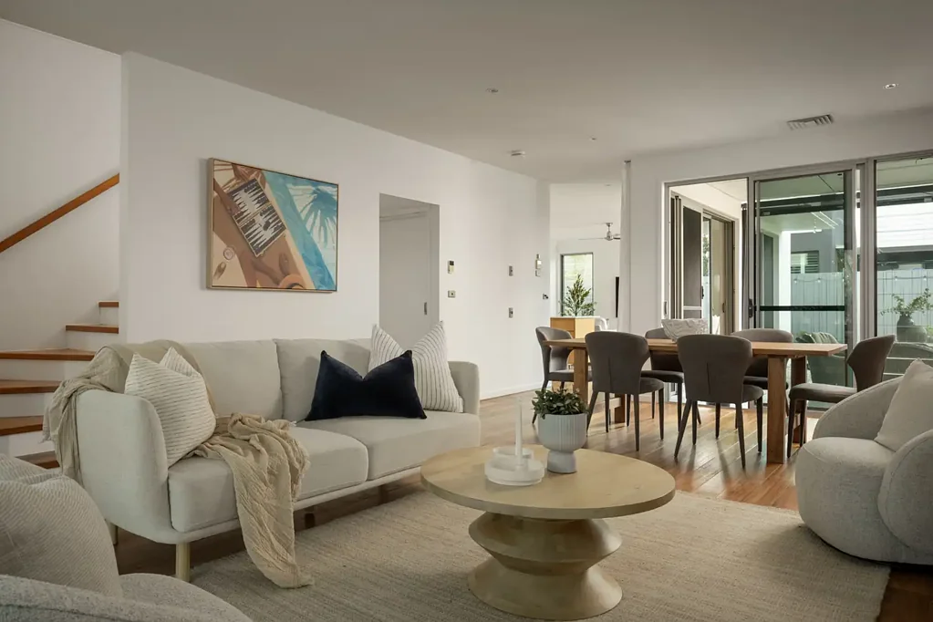 FULLY FURNISHED LIVING IN PRIME BULIMBA LOCATION