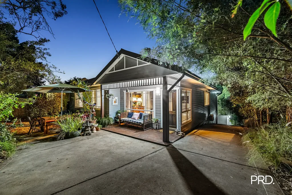 Valley Heights 5ห้องนอน Expansive Blue Mountains Retreat with Versatile Family Living and Peaceful Bush
