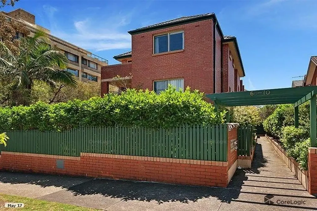 LOCATION, LOCATION - HUGE 1 BEDROOM LOFT APARTMENT WITH SPLIT SYSTEM AIRCONDITIONING!