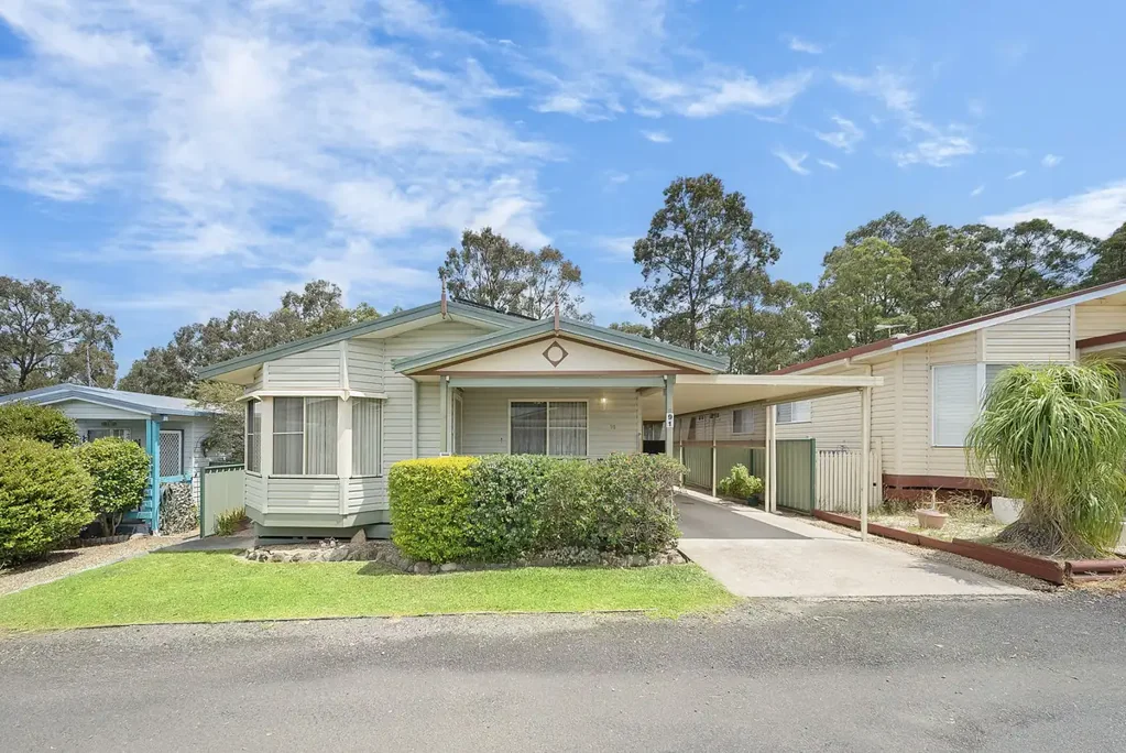 Neath 3Kwarto Freestanding Villa, Over 50's Village