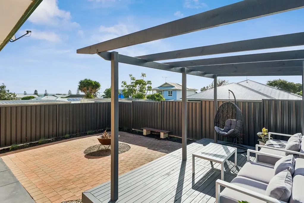 Christies Beach 2房  Coastal Living with Modern Updates & Sea Views