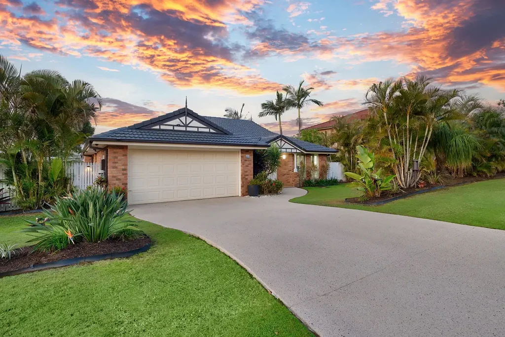 Carindale 4ห้องนอน Immaculate Family Haven with Pool in Mansfield State School Catchment