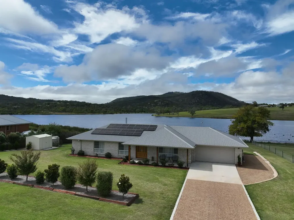 37 Parkes Drive, Tenterfield, NSW 2372