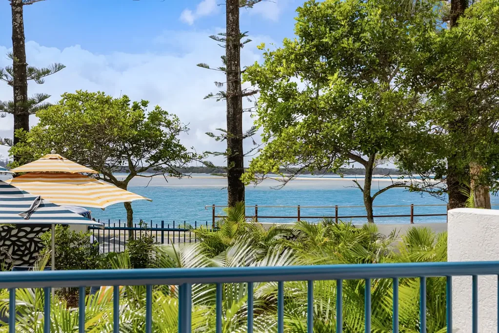 Golden Beach 1房  ABSOLUTE WATERFRONT, ENTRY LEVEL BUYING