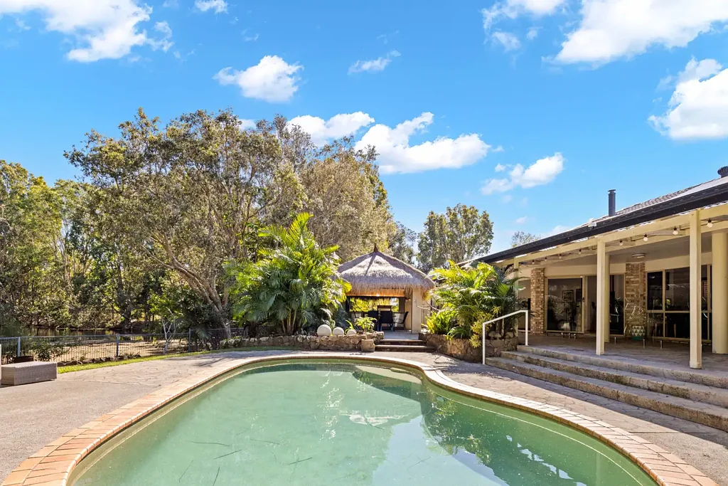 Tweed Heads 5Kwarto 1,639m2 of Lakefront Living, 2km from Kirra Beach - Expressions of Interest Close 19th August.