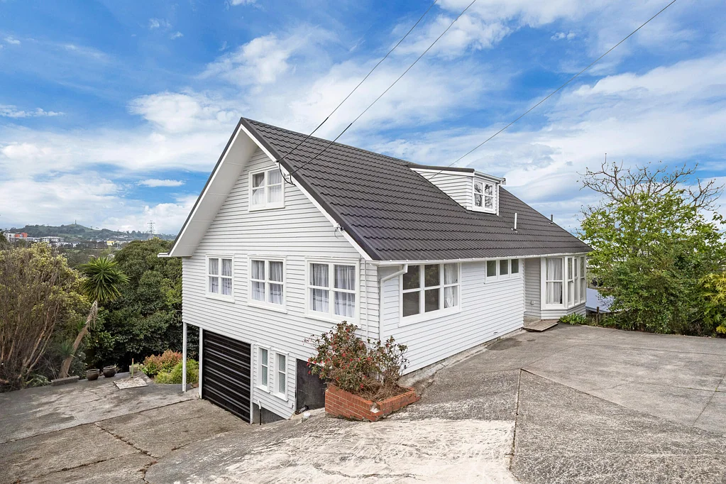 Hillsborough 2Zimmer Space, Views & Opportunity!!