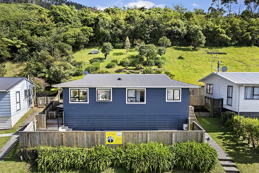 7 Westra View, Tawa, Wellington