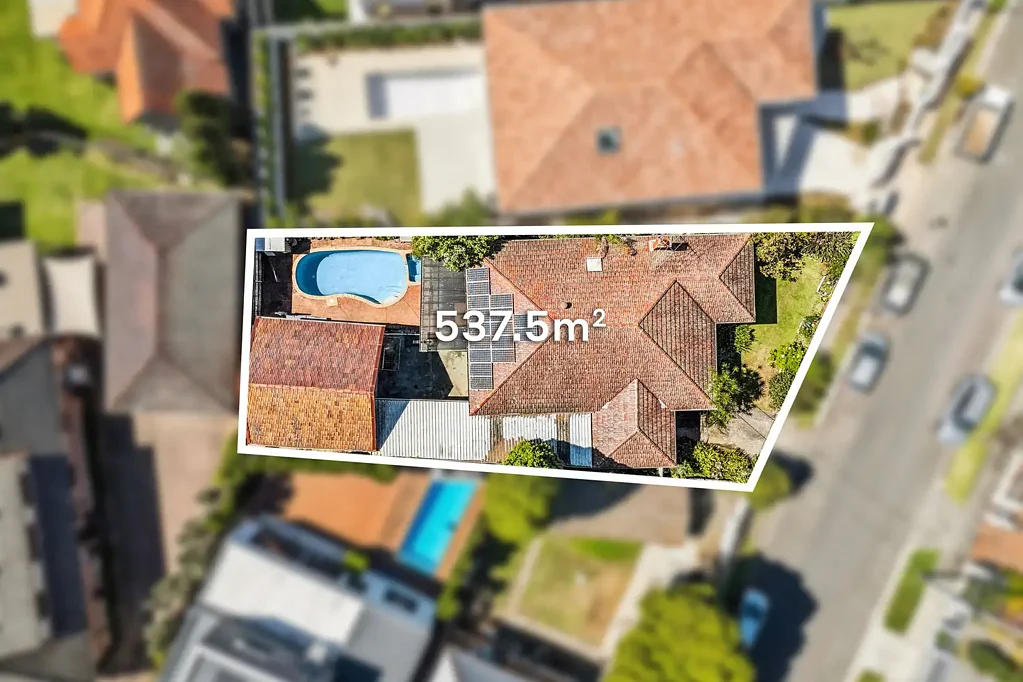 Strathfield 4બેડરૂમ North-to-rear block, boasting a commanding 18.4m frontage with DA Approved plans for a Tri-Level masterpiece