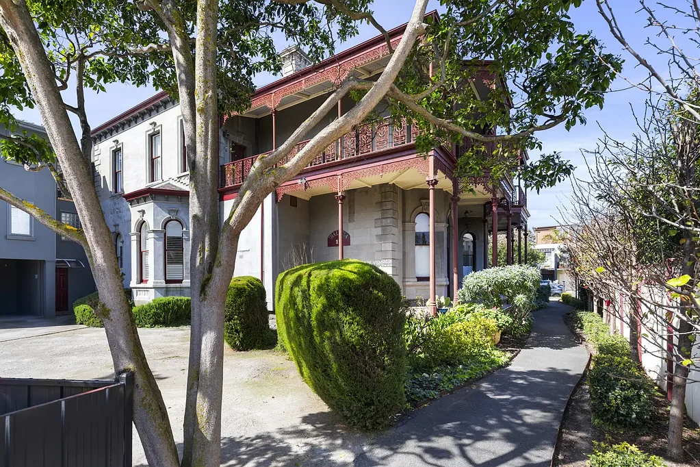 Elwood 1房 海湾美景的稀有海滨珍宝 A Rare Beachside Treasure with Bay Views