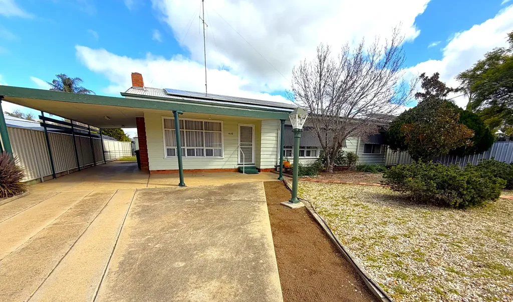 Deniliquin 5कमरा SURPRISINGLY SPACIOUS FAMILY HOME IN PRIME CENTRAL LOCATION CLOSE TO C.B.D.