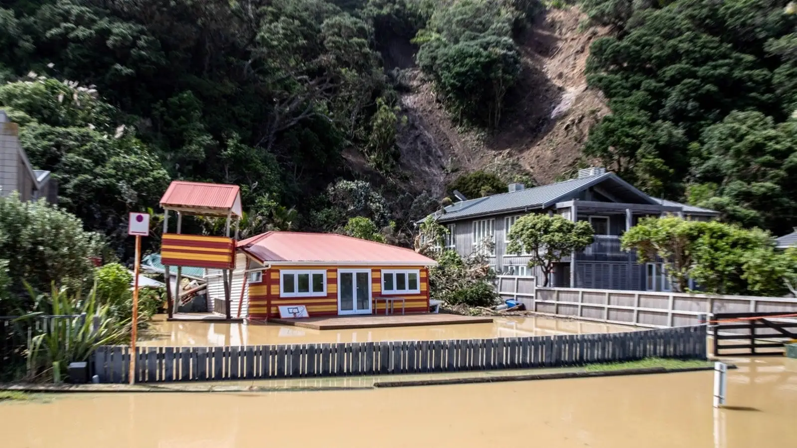 别去Piha,道路尚未通畅,游客前往将阻碍当地救援