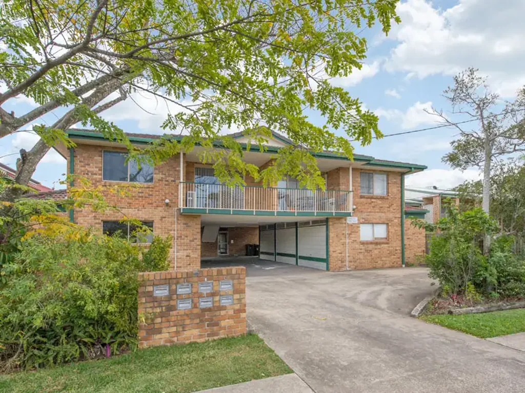 AIR CONDITIONED 2 BEDROOM UNIT IN QUIET STREET