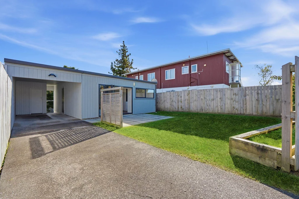 STUNNING 2 BEDROOM HOME IN GREAT LOCATION