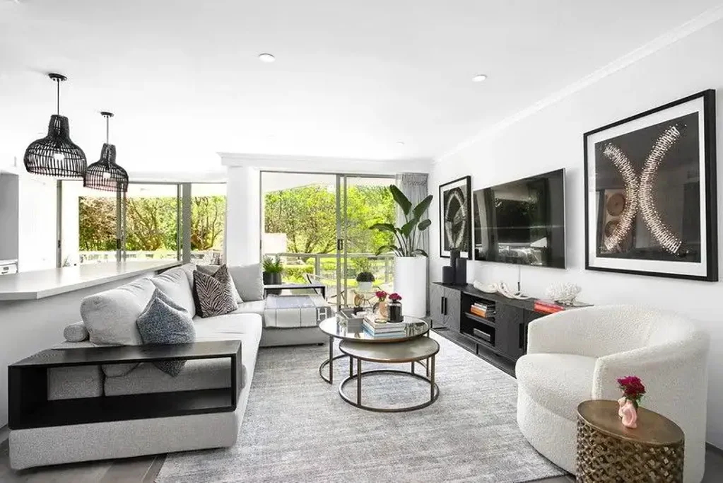 Custom Renovated Apartment In The Exclusive Raleigh Park