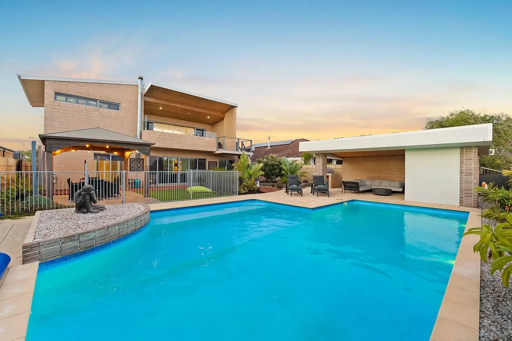 Secret Harbour 5房  Golf Course Living with Resort-Style Entertaining