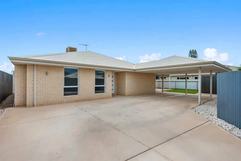 South Kalgoorlie 4Phòng ngủ Built in 2020 and presented in excellent condition, this modern family home is vacant and ready for its new owners to move straight in.