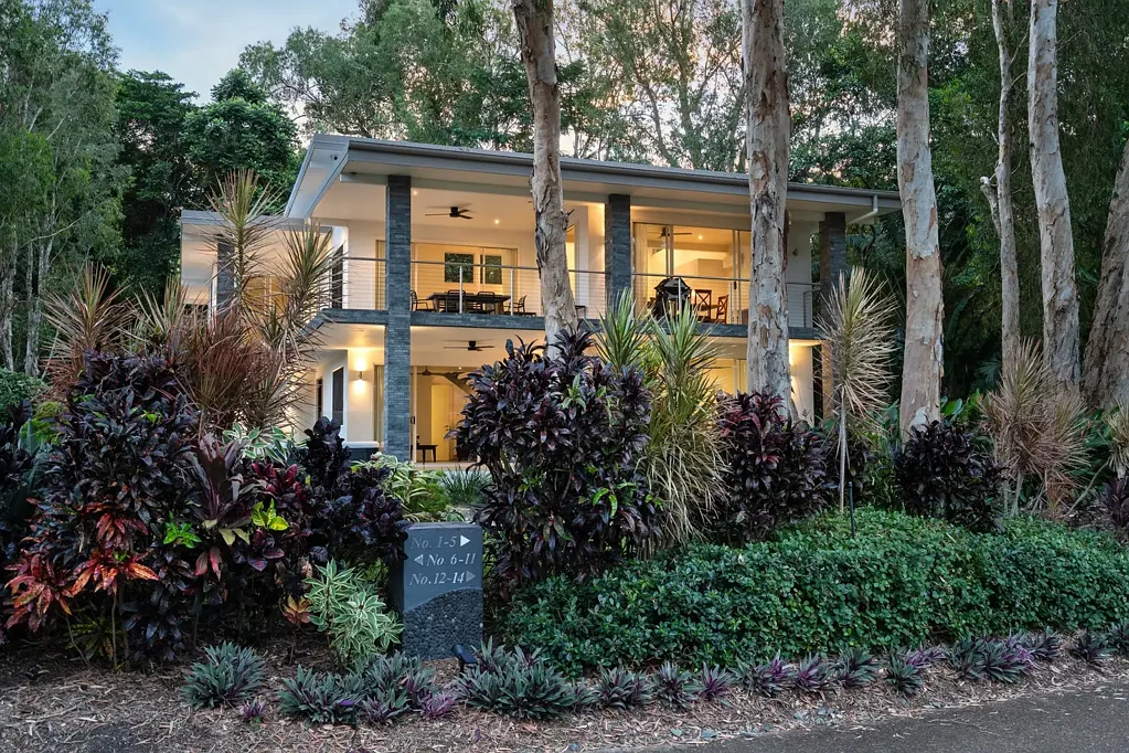 Palm Cove 3房  Ocean-facing tropical home with direct beach access.