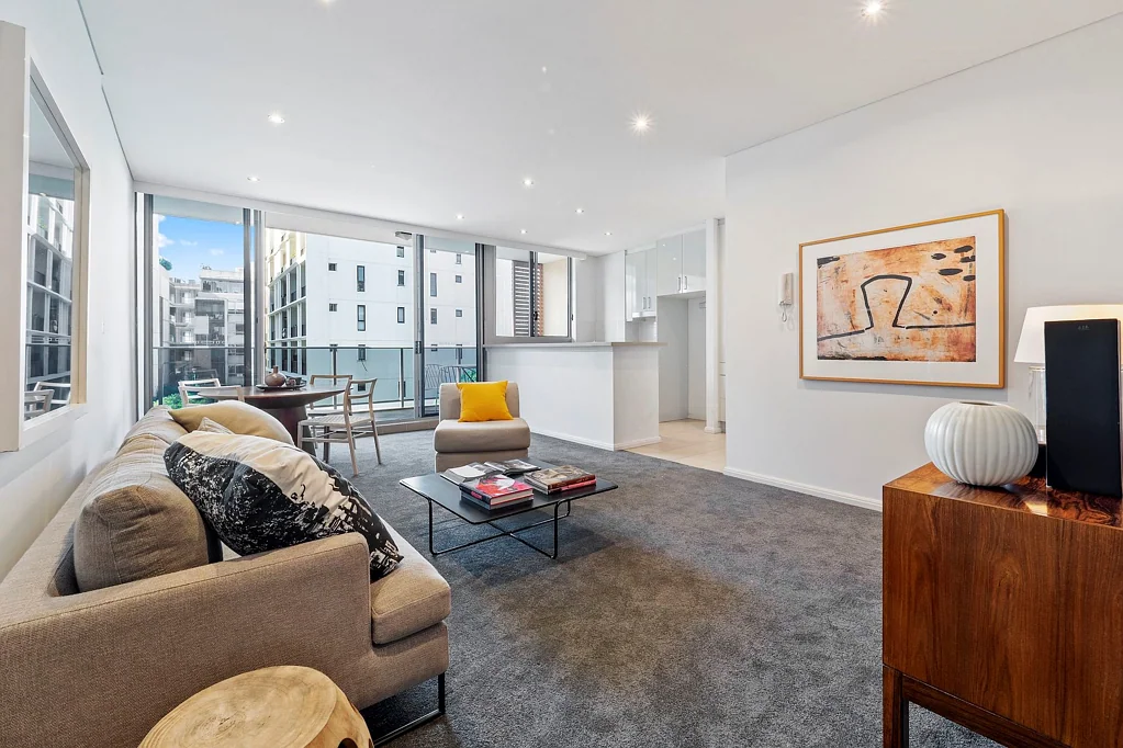 SUN-DRENCHED THREE-BEDROOM APARTMENT