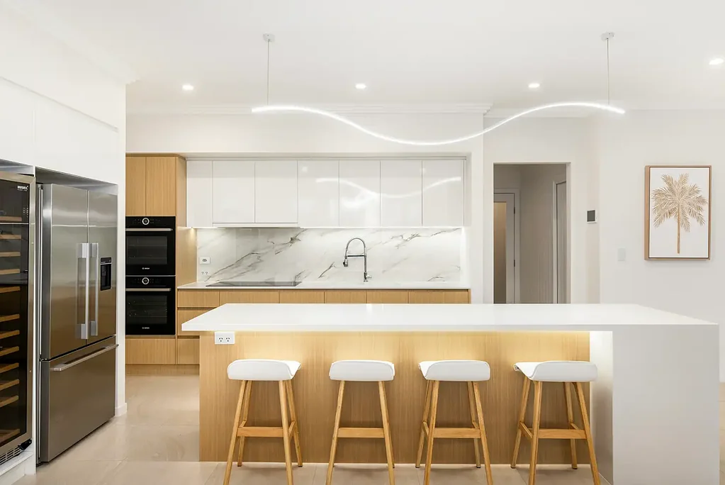 Broadbeach Waters 5房  East-Facing Waterfront Masterpiece With Iconic Broadbeach Skyline Views