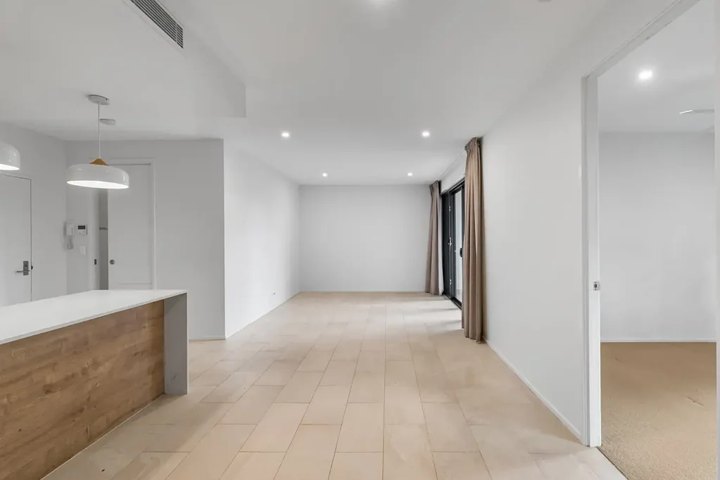 Convenient Modern Unit – Steps to Indooroopilly Shopping, Transport & Local Schools