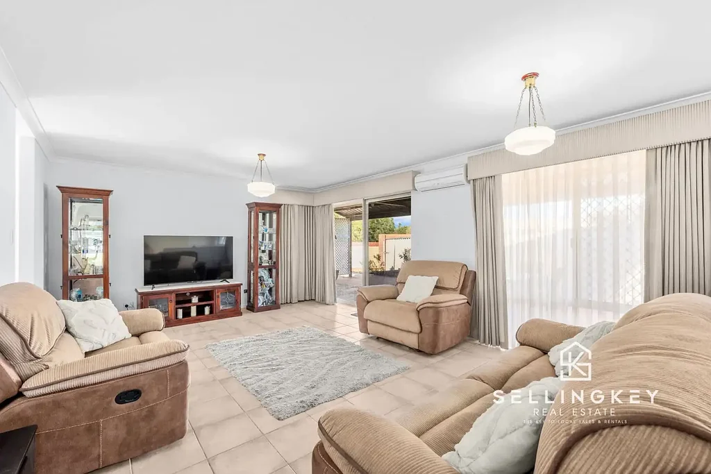 Carramar 3ห้องนอน SellingKey Real Estate presents 8 Yama Close, Carramar!