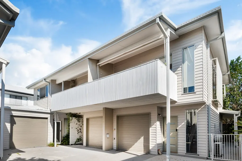 Nundah 2Phòng ngủ Spacious Two-Level Townhouse Moments from Nundah Village