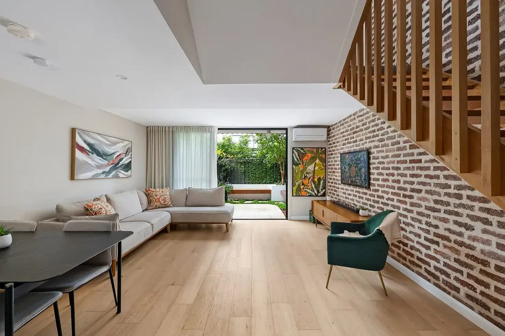 Earlwood 2कमरा Two-bedroom townhouse in park-side pocket