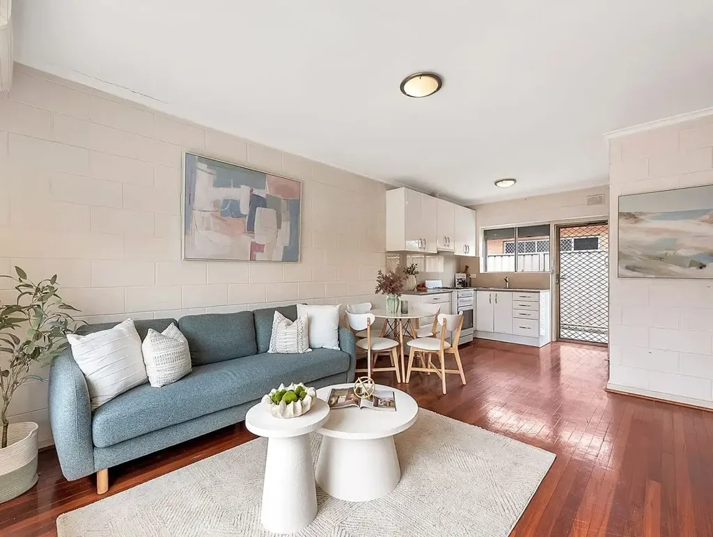 Walking Distance to Largs Bay!!