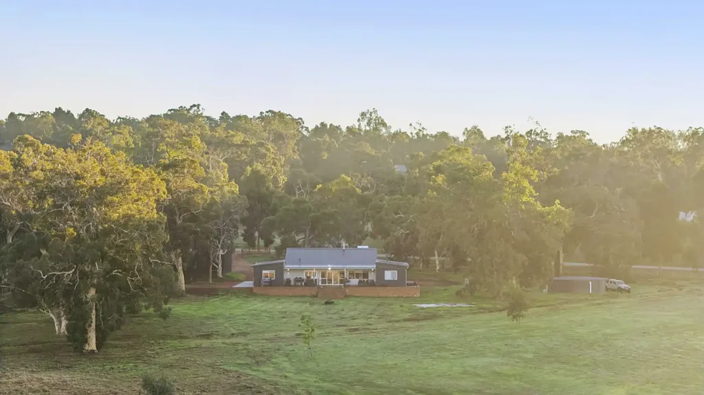 Lower Chittering 5房  Rare 11acres with Spring Fed Dam & Stunning Family Home