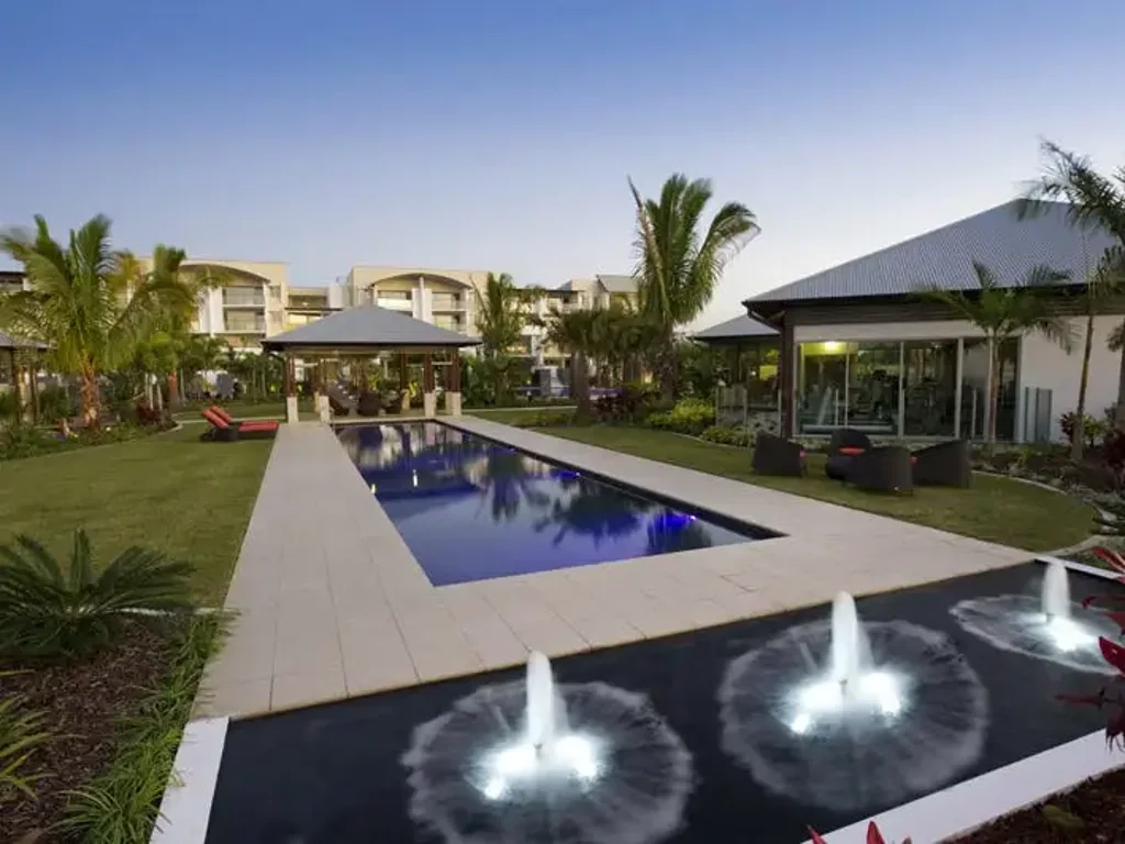 Top Floor waterfront - Beautifully furnished - Coastal living at its best!