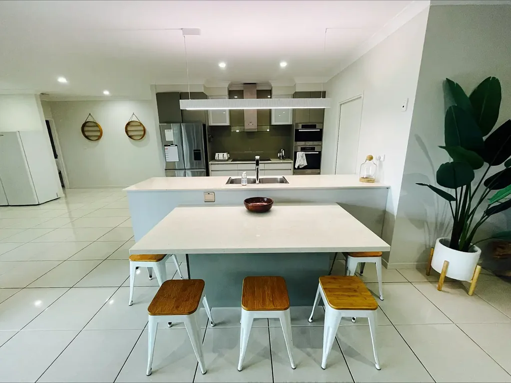 STYLISH-MODERN-EXECUTIVE HOME-PET FRIENDLY WITH GRANNY FLAT