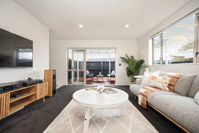 New Brighton 3chambre Fee Simple Townhouse with internal access garage!