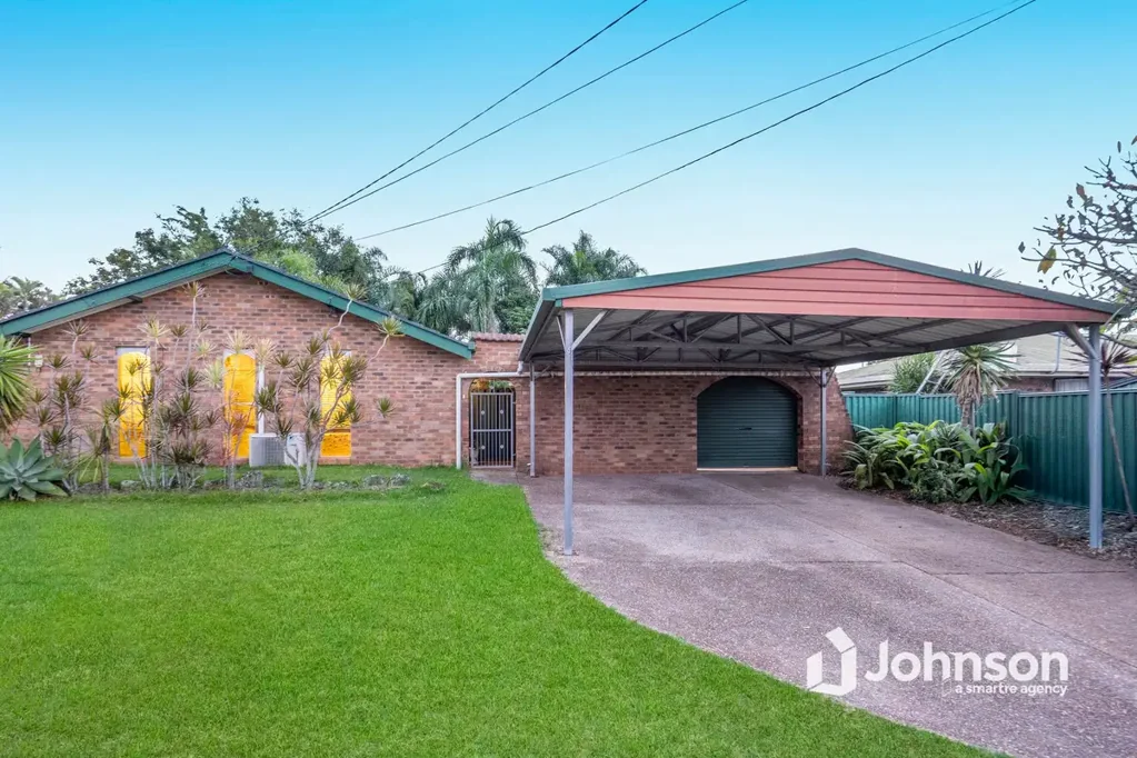Hillcrest 3ห้องนอน Beautifully Presented  3 Bedroom Home with Pool on 720m2