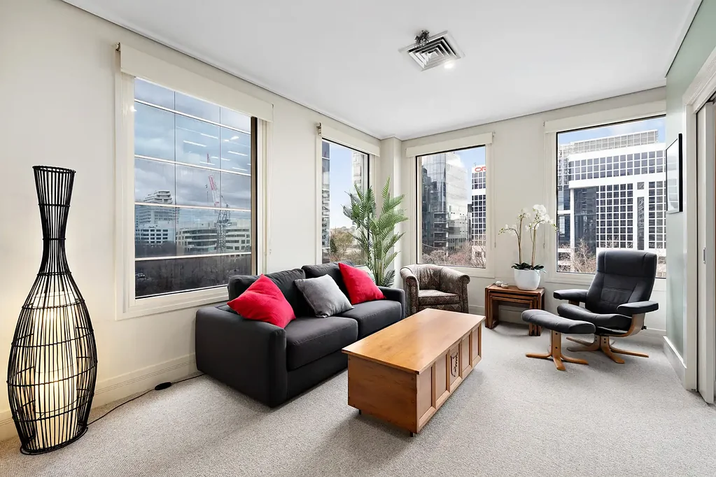 Melbourne 2 Bedroom Superbly Positioned - Beautifully Presented