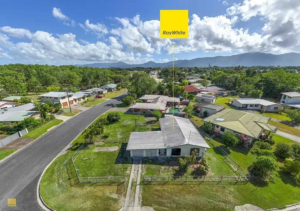 Gordonvale 3બેડરૂમ Calling All Renovators - Loads of Potential - Sold As Is on a Massive 905m² Corner Block!