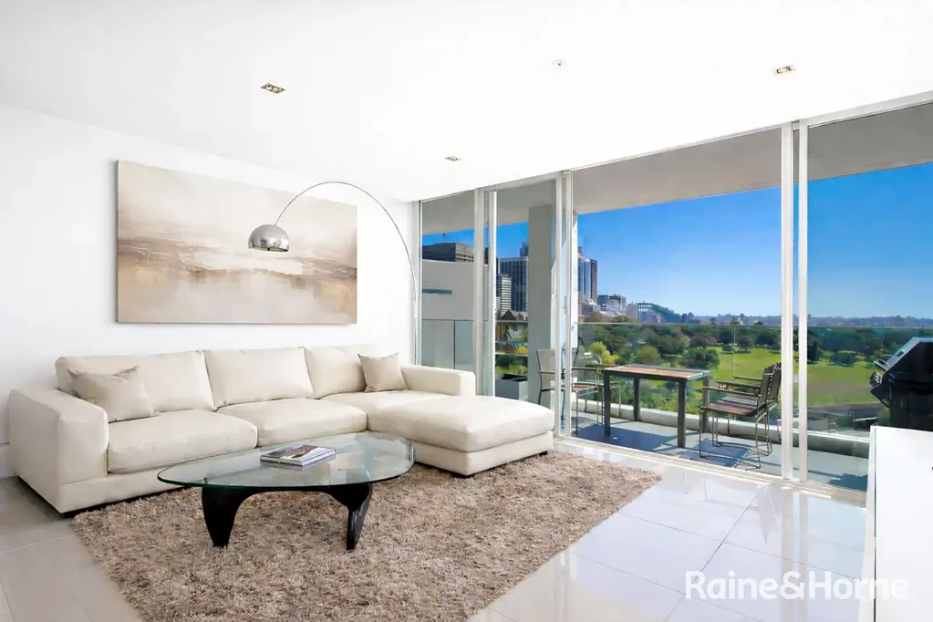 LUXURY THREE BEDROOM APARTMENT WITH SPECTACULAR VIEWS!
