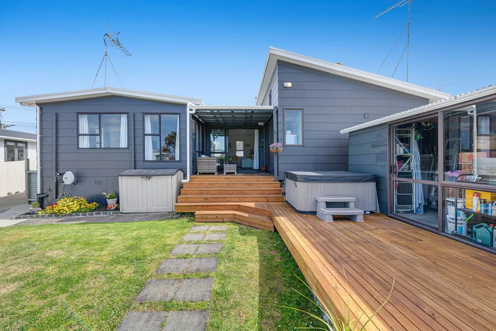 Red Beach 4房  Versatile Family Home With Supreme Parking!